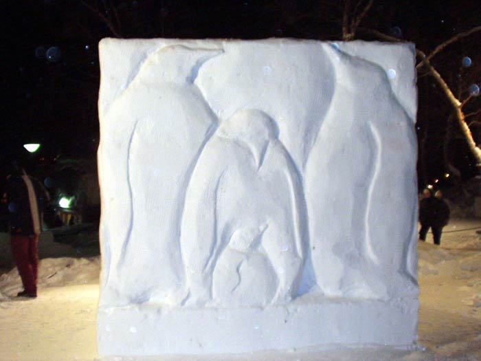 Snöskulptur med pingviner
