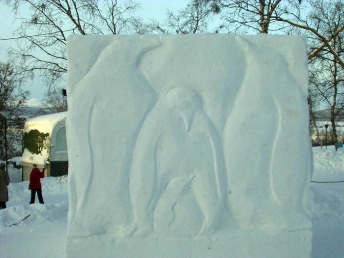 Snöskulptur med pingviner